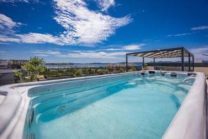 Olive Luxe Penthouse with Jacuzzi and Sea View