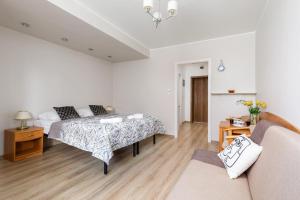 Przytulne Studio z Balkonem przy Promenadzie 50 m do Plaży by Noclegi Renters