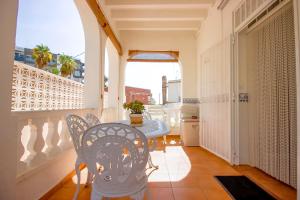 Mediterranean Beach Retreat Spacious 2 Bedroom Home with Patio and Sea Views