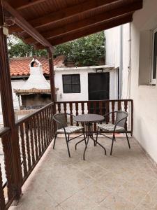 Family and Friends Getaway with 3BR, Yard and BBQ