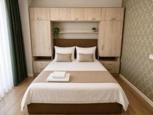 MAMAIA LAKE APARTMENTS