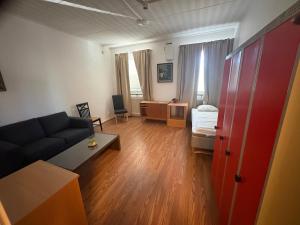 Tibro Stay Private Rooms & Shared Kitchen