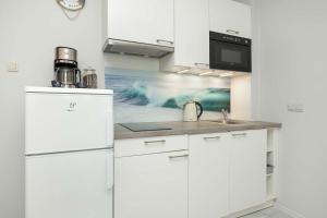 Komfortowy Apartament z Tarasem Blisko Plaży z Dodatkowymi Udogodnieniami w Pobierowie by Noclegi Renters