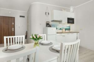 Komfortowy Apartament z Tarasem Blisko Plaży z Dodatkowymi Udogodnieniami w Pobierowie by Noclegi Renters