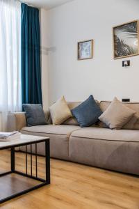 Sunny Shore Apartment Beach Walk by PikHost
