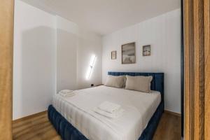 Sunny Shore Apartment Beach Walk by PikHost