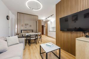 Sunny Shore Apartment Beach Walk by PikHost