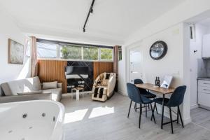 Green Luxe Suite 2 by PikHost