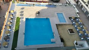Estudio frente al mar con piscina