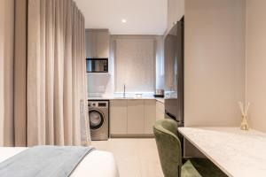 Ocean Views, Sleeps 15, Modern - Lisburn on Clifton Villa