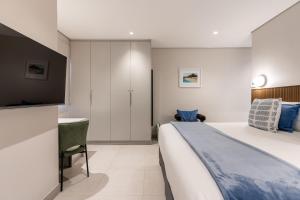 Ocean Views, Sleeps 15, Modern - Lisburn on Clifton Villa