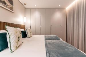 Ocean Views, Sleeps 15, Modern - Lisburn on Clifton Villa