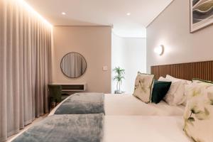 Ocean Views, Sleeps 15, Modern - Lisburn on Clifton Villa