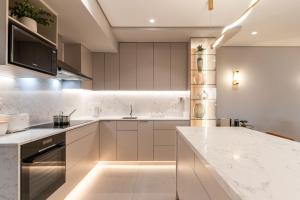 Ocean Views, Sleeps 15, Modern - Lisburn on Clifton Villa