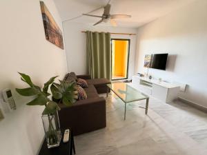 Bright & quiet 2 bedroom with large terrace & pool