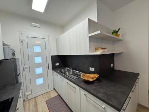 Beachfront, modern flat with lovely garden