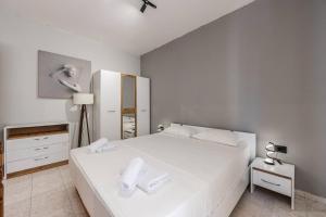 Relax by the Sea 1BR Apartment by PikHost