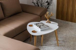 1BR Apartment with Mountain Views Golem by PikHost