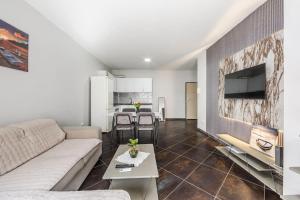 Sunset Apartment 1BR Escape by PikHost
