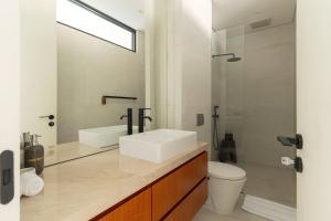 Hidden Designer LOFT 3BDR I 750m to the Beach