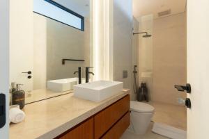 Hidden Designer LOFT 3BDR I 750m to the Beach