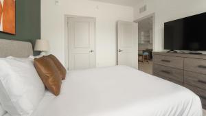 Landing Amazing 1BD Pool Game Room