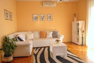 Seafront apartment Saturn