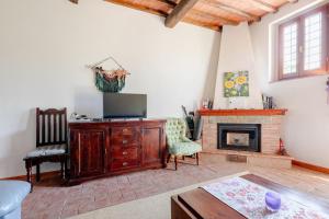 Spacious home with pool and vineyard views close to Greve in Chianti
