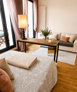 Appartement calme et lumineux dans immeuble de standing - Jardin sur les toits - Ascenseur - Climatisation mobile - Parking privé payant sur demande préalable - Quiet flat with elevator and private garden in old town
