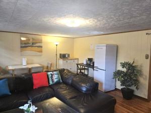 Private One Bedroom Suite with AC, WIFI, Free Parking, Close to Downtown