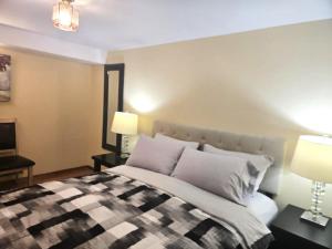 Private One Bedroom Suite with AC, WIFI, Free Parking, Close to Downtown