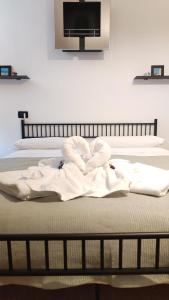 AllOmbra di Santa Chiara by MyAssisiSuite - Dormi in una Casa del 400 - 140 mq, RARO PIANO TERRA - 4 Veri Letti Matrimoniali, Zero Divani Letto - LIVE CHECK-IN, No Key Box, 3 Real Beds, Jacuzzi - Mówimy po polsku