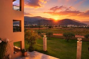 Golden Bay Apartments-Garden Haven