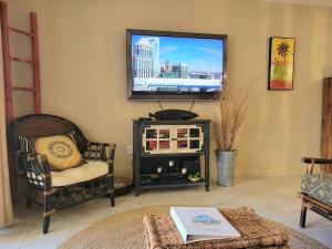 101 - Caribbean décor and a few steps to pool