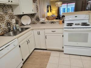 101 - Caribbean décor and a few steps to pool