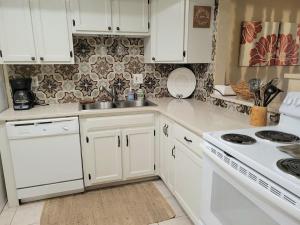 101 - Caribbean décor and a few steps to pool