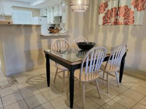 101 - Caribbean décor and a few steps to pool