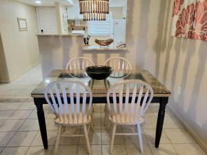 101 - Caribbean décor and a few steps to pool