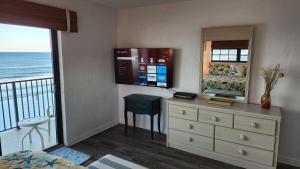 517 - Nicely Decorated Oceanfront 3 Bedroom