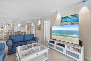 513 - Spectacular Penthouse Level Condo
