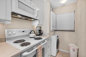 513 - Spectacular Penthouse Level Condo