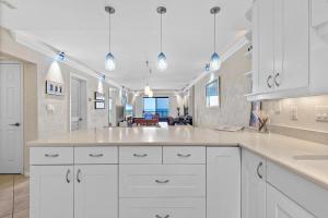 513 - Spectacular Penthouse Level Condo