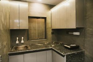 Grey Courtyard Entire Studio Taj Mahal Parking 3KM