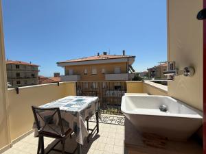 PP15 - Porto Potenza, bilocale con balcone vista mare