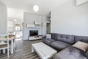 Spacious Apartment Near the Beach Gjiri i Lalzit by PikHost