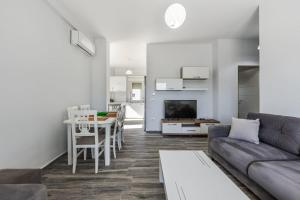 Spacious Apartment Near the Beach Gjiri i Lalzit by PikHost