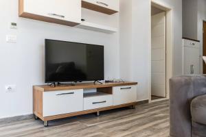 Spacious Apartment Near the Beach Gjiri i Lalzit by PikHost