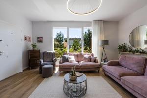 Coastal Bloom Villa Garden & BBQ by PikHost
