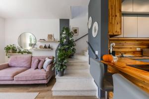 Coastal Bloom Villa Garden & BBQ by PikHost