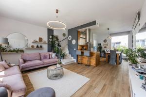 Coastal Bloom Villa Garden & BBQ by PikHost